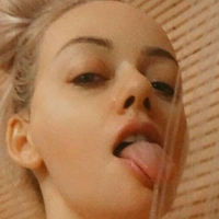 Blonde Temptress Nue