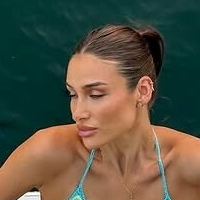 Ema Mickova Nue