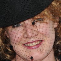 Emily Lloyd Nue