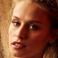 Leonie Splitter Nue