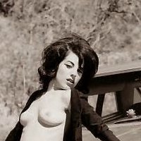 Lucy Offerall Nue