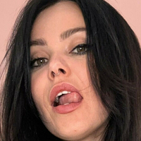Vikki Blows Nue